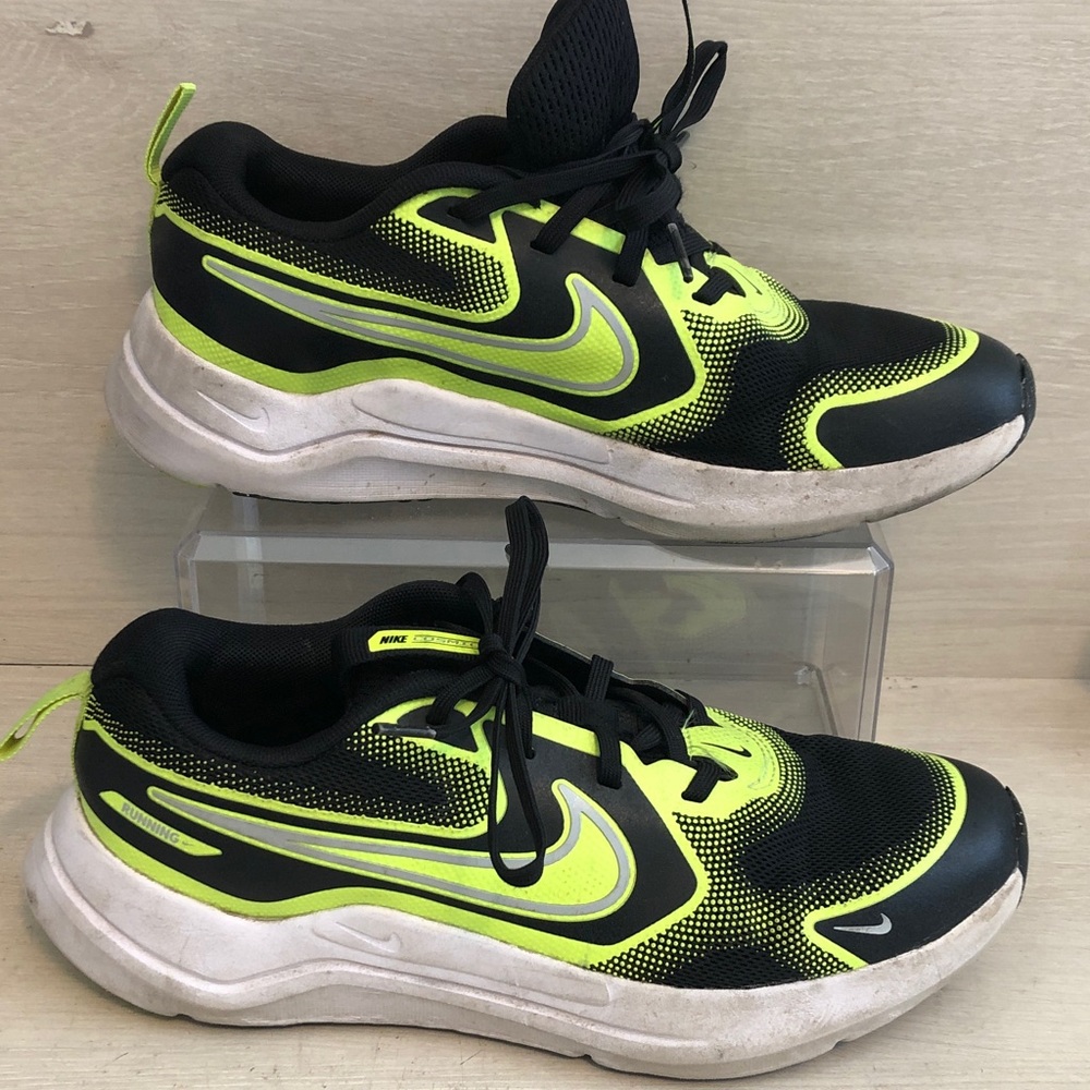 Nike Cosmic Runner Unisex Youth Shoes Black/Green Size 5.5Y Boys